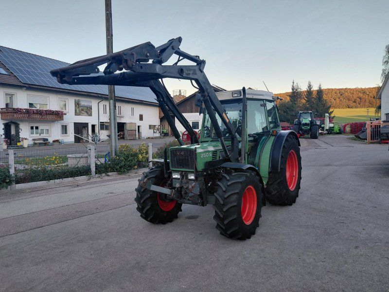 Fendt 250 S Allrad mit Frontlader
