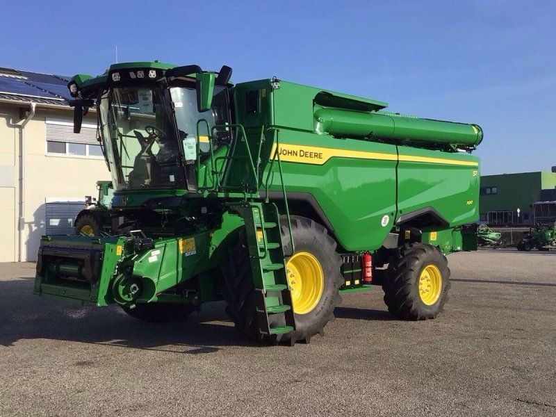 John Deere S7 700