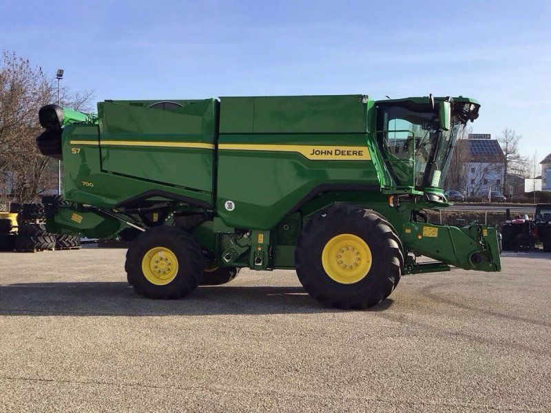 John Deere S7 700