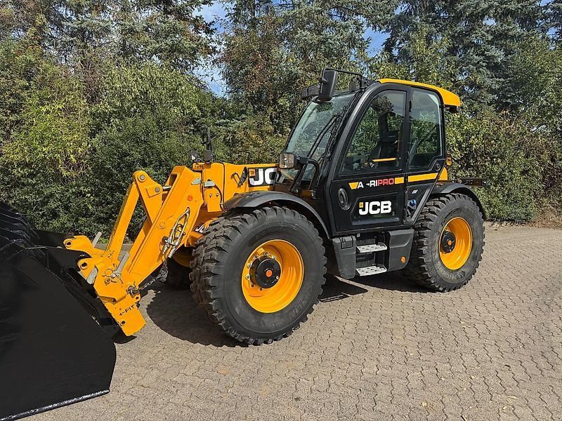JCB 542-70 AgriPro mit Schaufel und Gabel