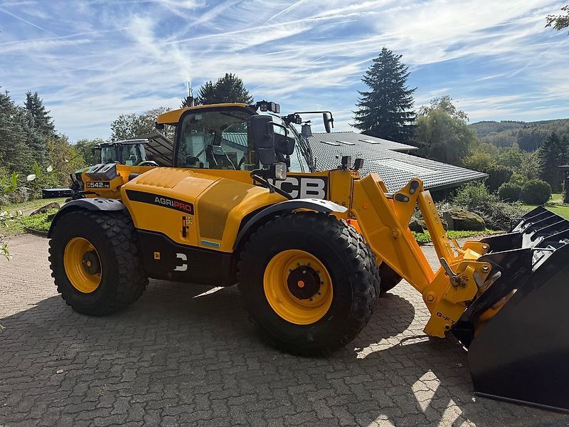 JCB 542-70 AgriPro mit Schaufel und Gabel
