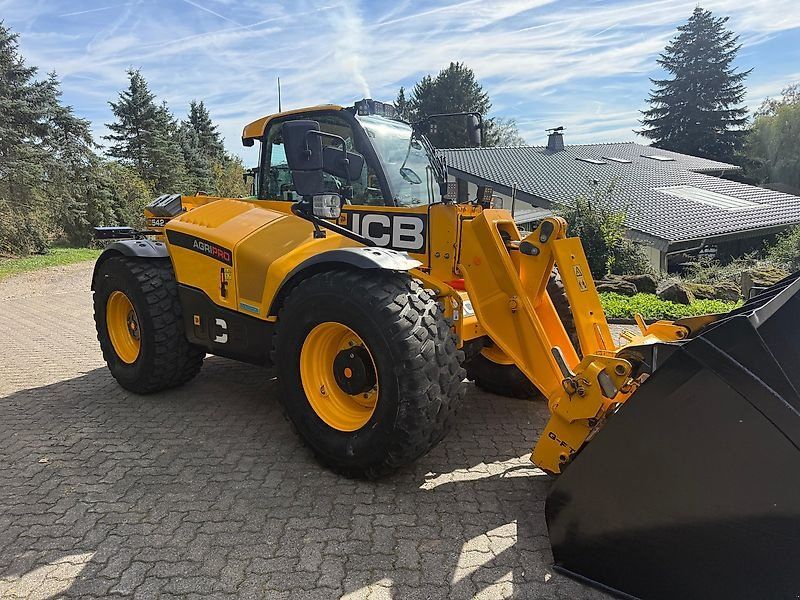 JCB 542-70 AgriPro mit Schaufel und Gabel
