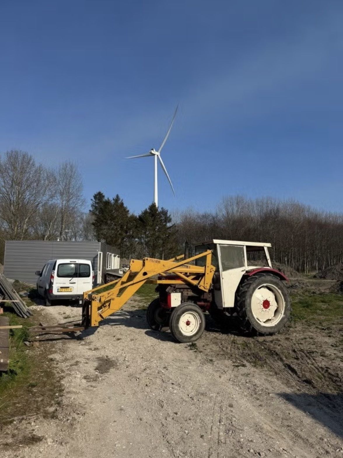 International 724, kenteken, met voorlader, stuurbekrachtiging