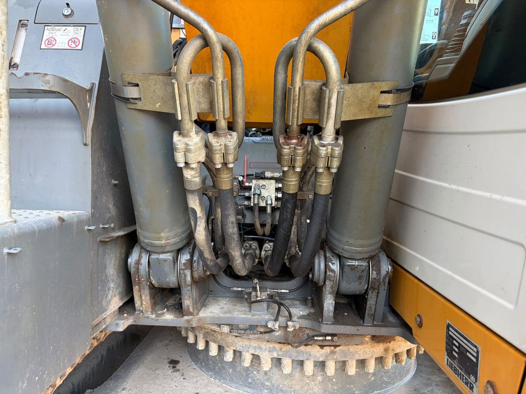 Liebherr R922LC