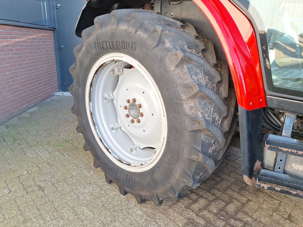 Massey Ferguson 5445 DYNA-4