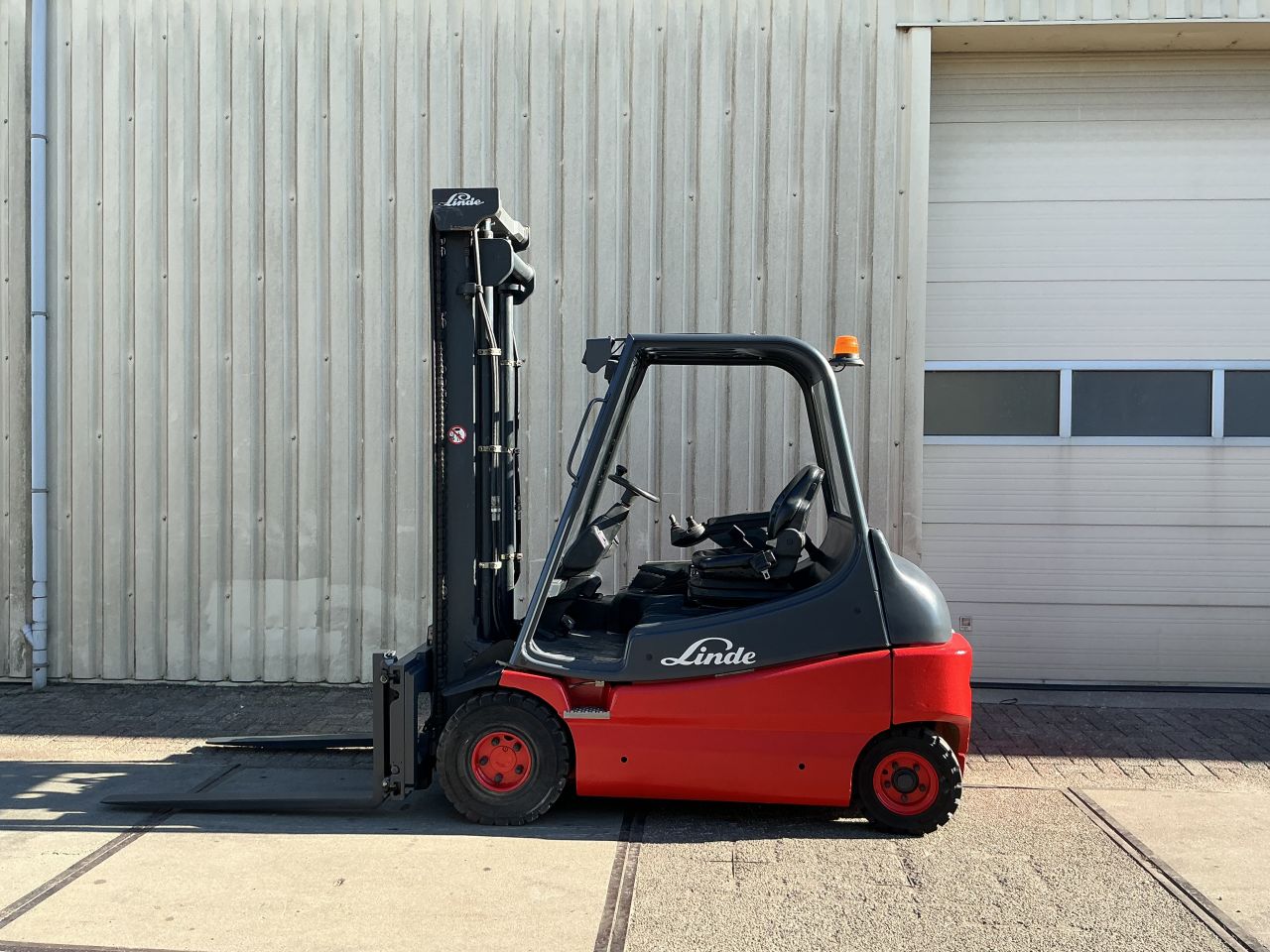 Te koop Linde E30/02 Elektrisch 2005 in zeer nette staat