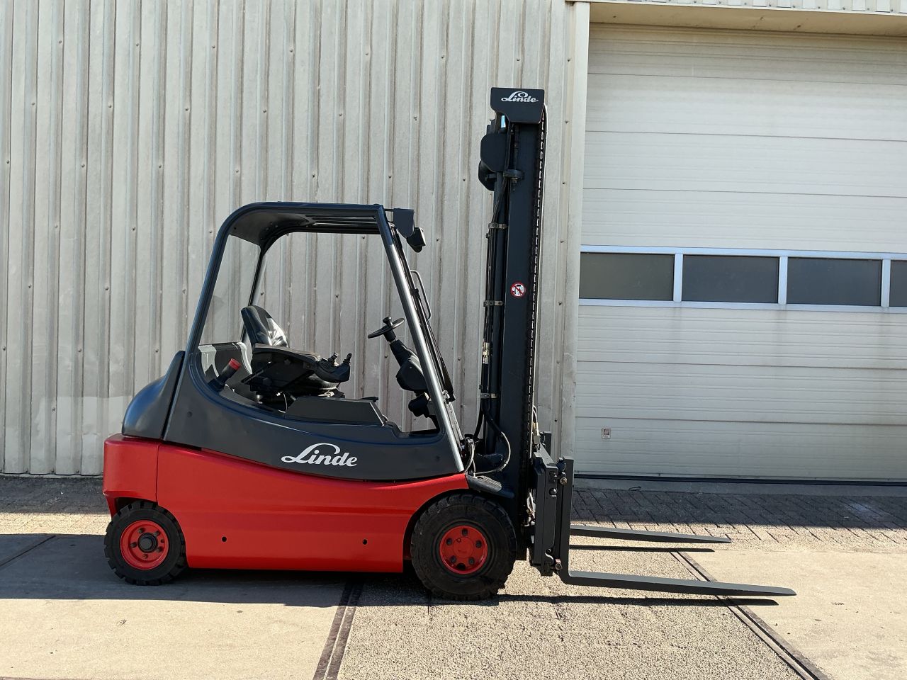 Te koop Linde E30/02 Elektrisch 2005 in zeer nette staat