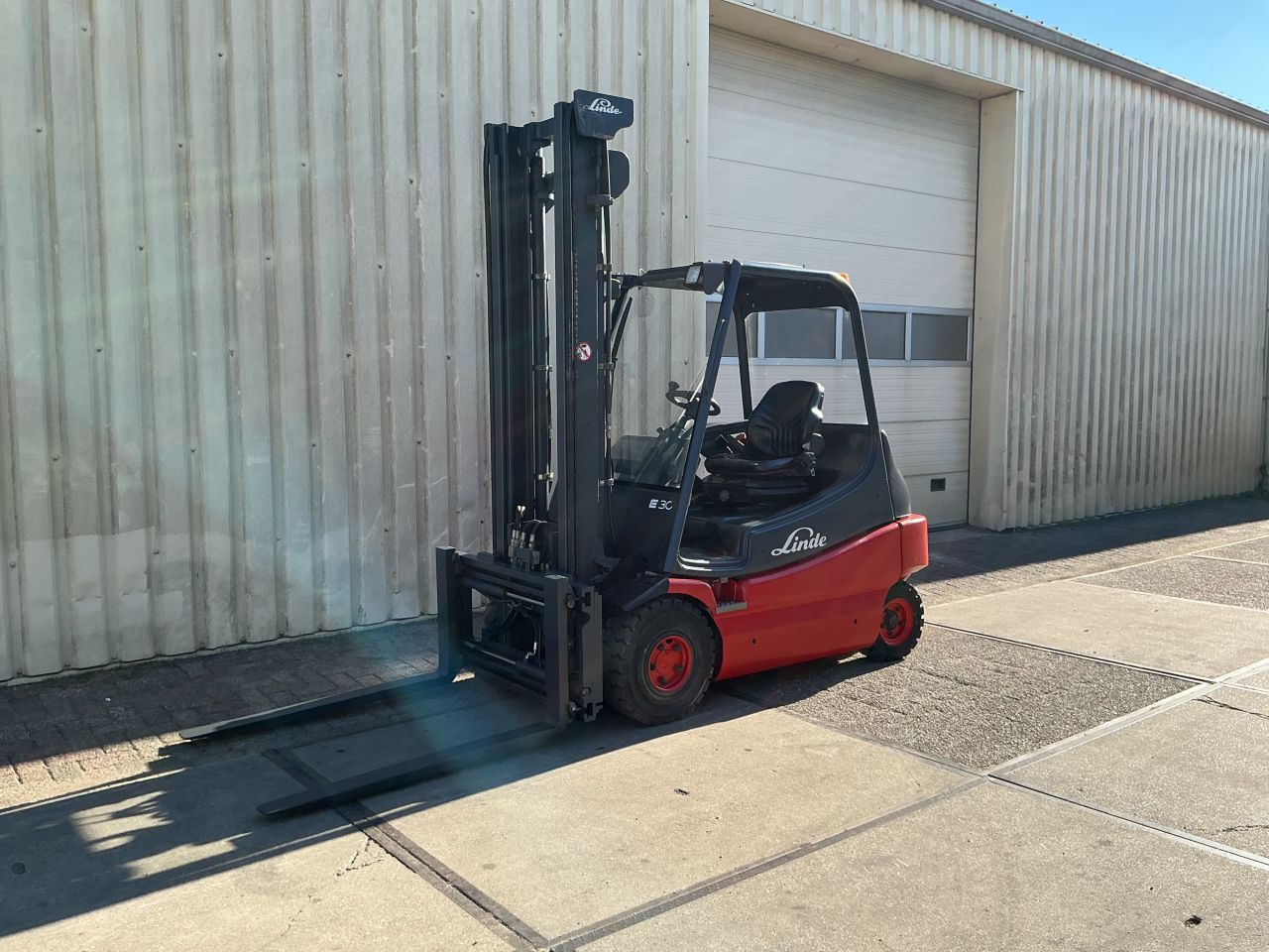 Te koop Linde E30/02 Elektrisch 2005 in zeer nette staat