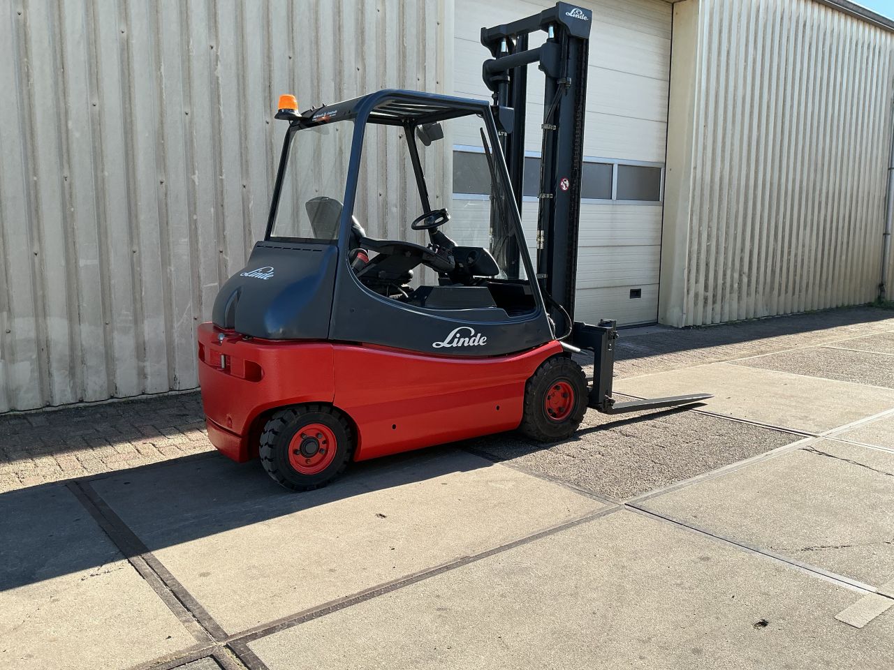 Te koop Linde E30/02 Elektrisch 2005 in zeer nette staat