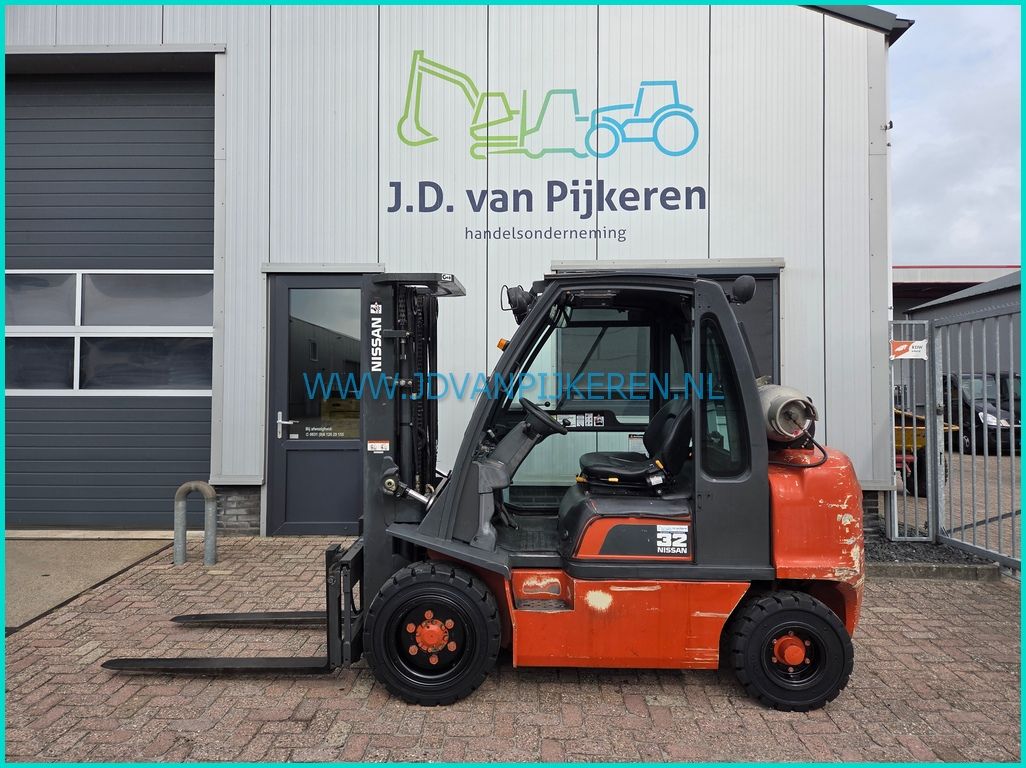 Nissan UGD02A32PQ 3.2t+triplex4.3m+sideshift+215cm hoog