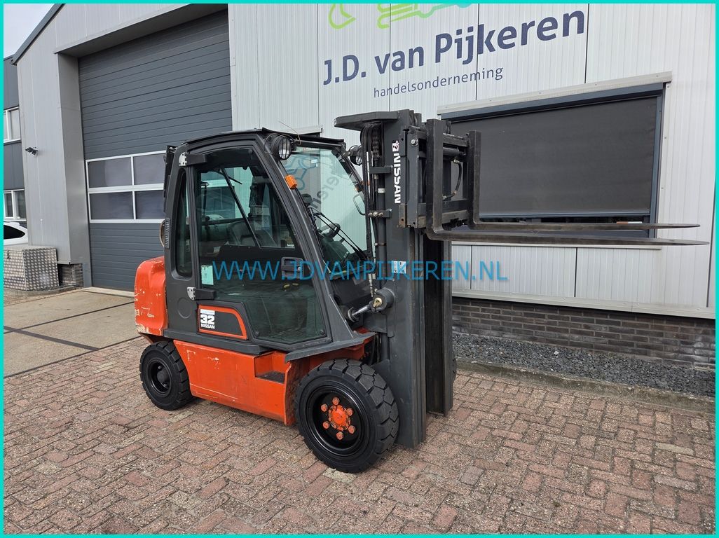Nissan UGD02A32PQ 3.2t+triplex4.3m+sideshift+215cm hoog