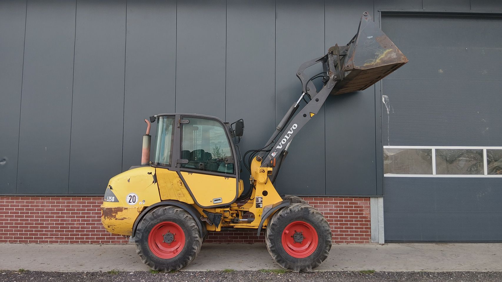 Volvo L25B-P shovel met kenteken (bj2004)
