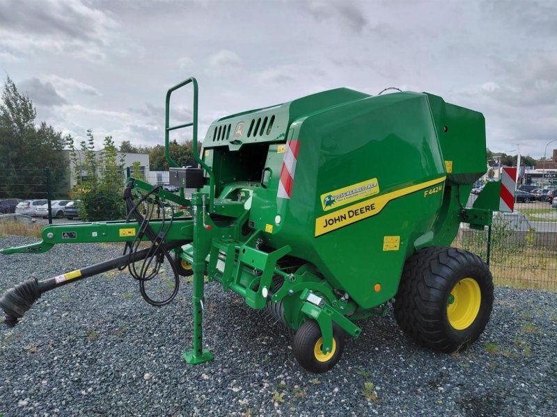 John Deere F442M