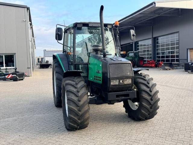 Valtra Valmet 6100 met werk!