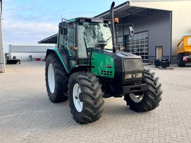 Valtra Valmet 6100 met werk!