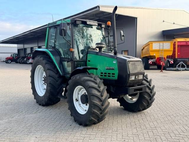 Valtra Valmet 6100 met werk!