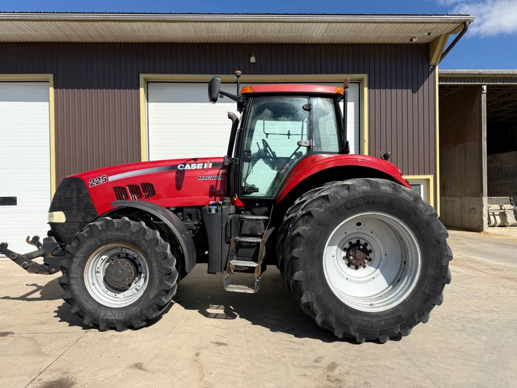 Case IH Magnum 225 CVX 2011 9200 hours Magnum 225 CVX LOCATION ON CANADA CAD