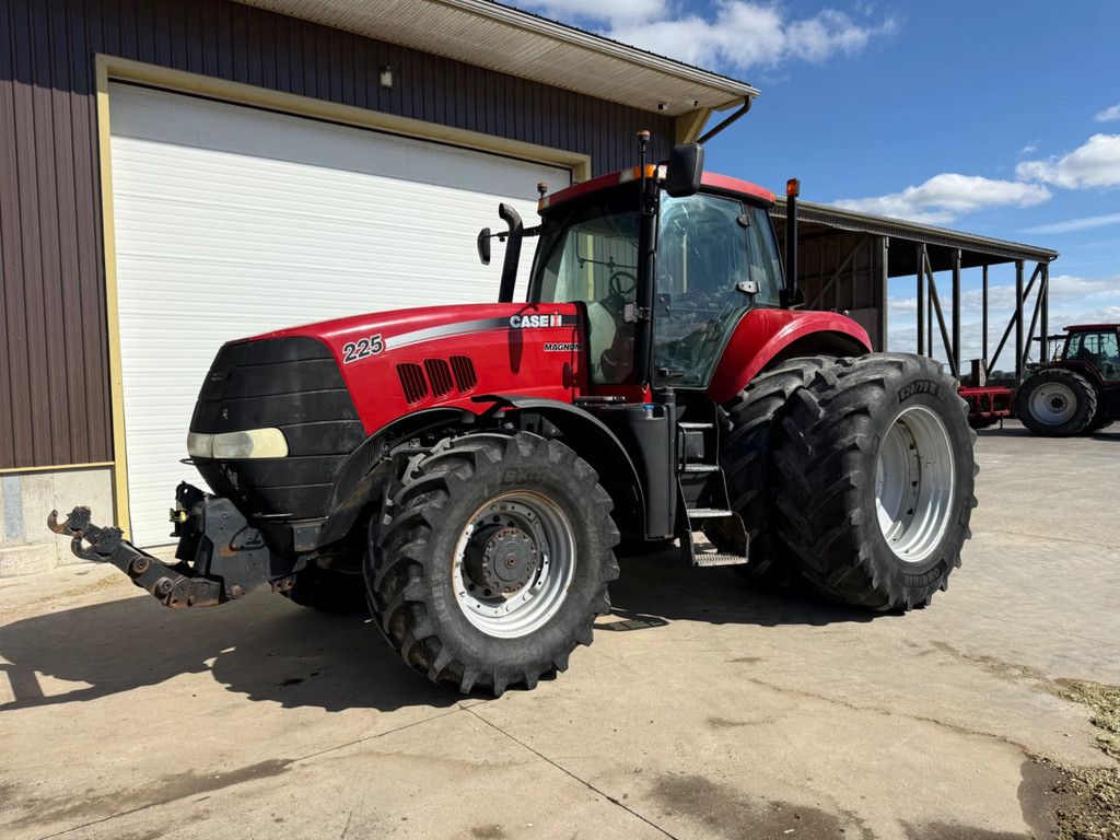 Case IH Magnum 225 CVX 2011 9200 hours Magnum 225 CVX LOCATION ON CANADA CAD