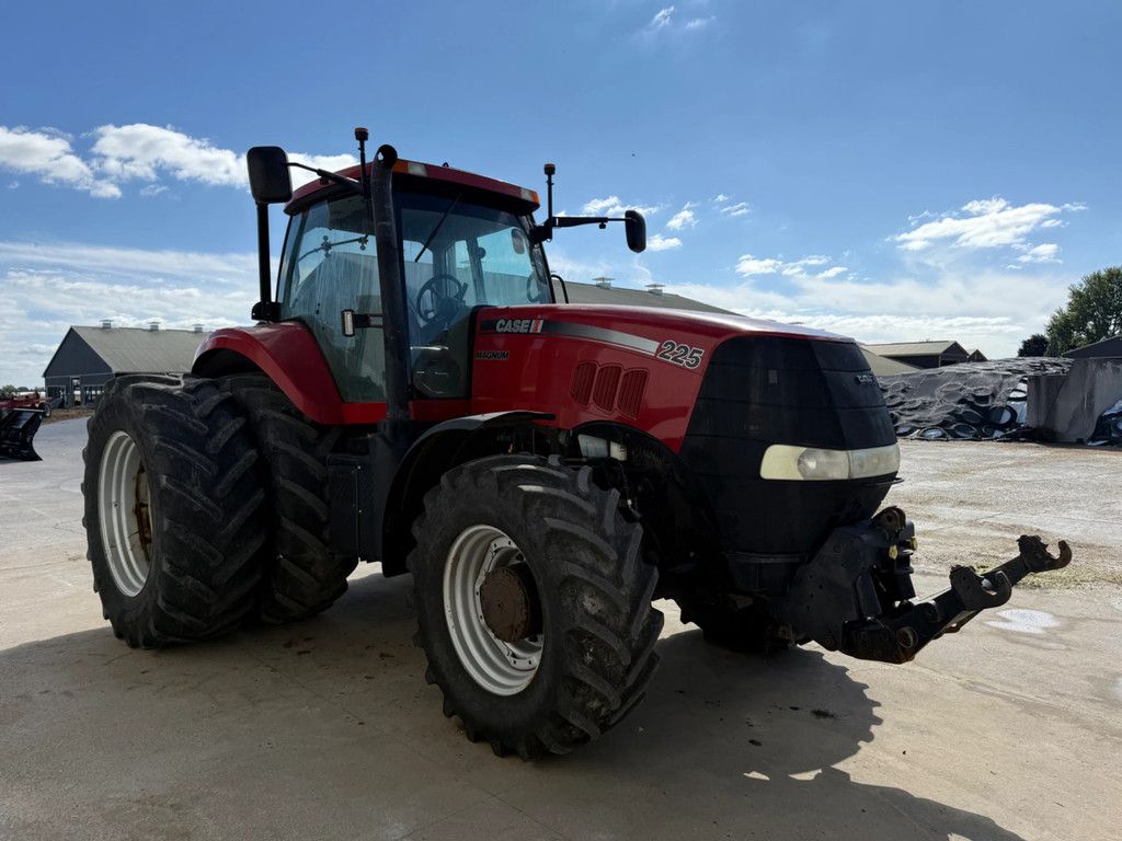 Case IH Magnum 225 CVX 2011 9200 hours Magnum 225 CVX LOCATION ON CANADA CAD