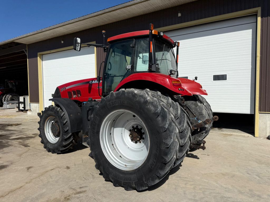 Case IH Magnum 225 CVX 2011 9200 hours Magnum 225 CVX LOCATION ON CANADA CAD