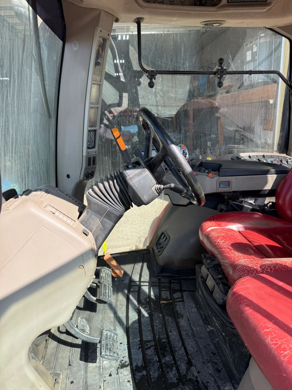 Case IH Magnum 225 CVX 2011 9200 hours Magnum 225 CVX LOCATION ON CANADA CAD