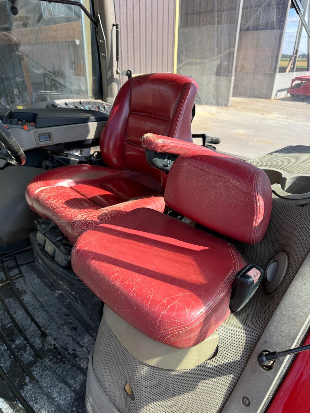 Case IH Magnum 225 CVX 2011 9200 hours Magnum 225 CVX LOCATION ON CANADA CAD
