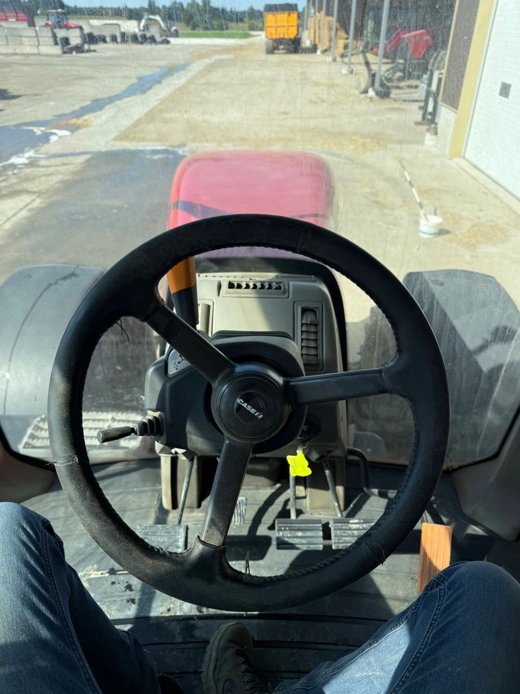 Case IH Magnum 225 CVX 2011 9200 hours Magnum 225 CVX LOCATION ON CANADA CAD