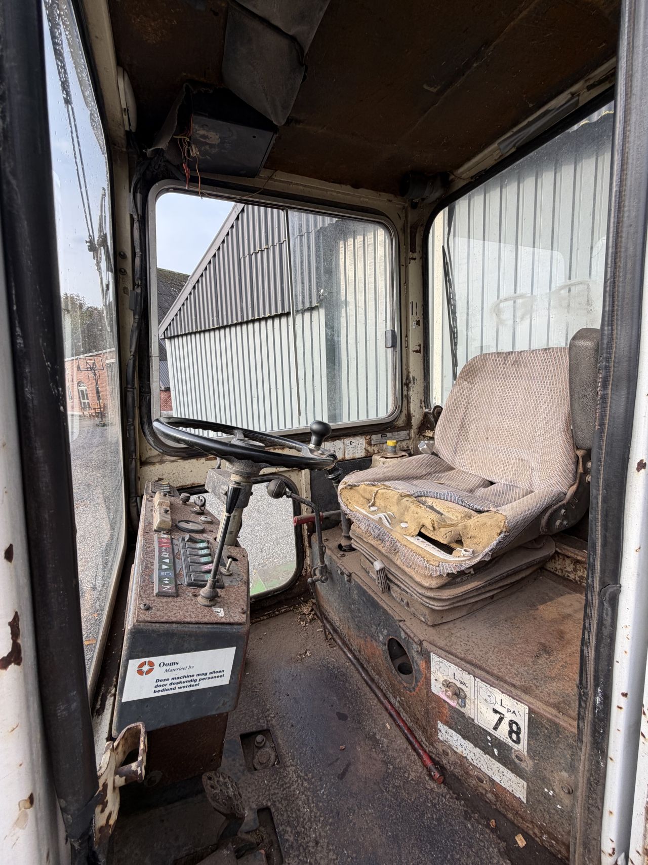 Schaeff SKS 611 minishovel met zwenkgiek