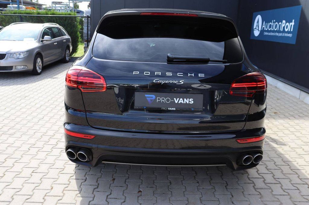 SUV Porsche Cayenne S Diesel 2015 (Marge)