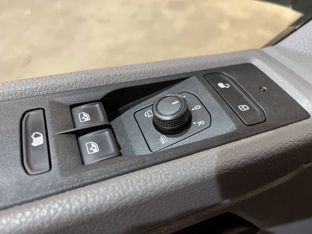 Volkswagen Transporter 2.0 TDI L1H1 / Euro 6 / Airco / CarPlay / Cruise Control / Trekhaak / PDC / 3-Zits