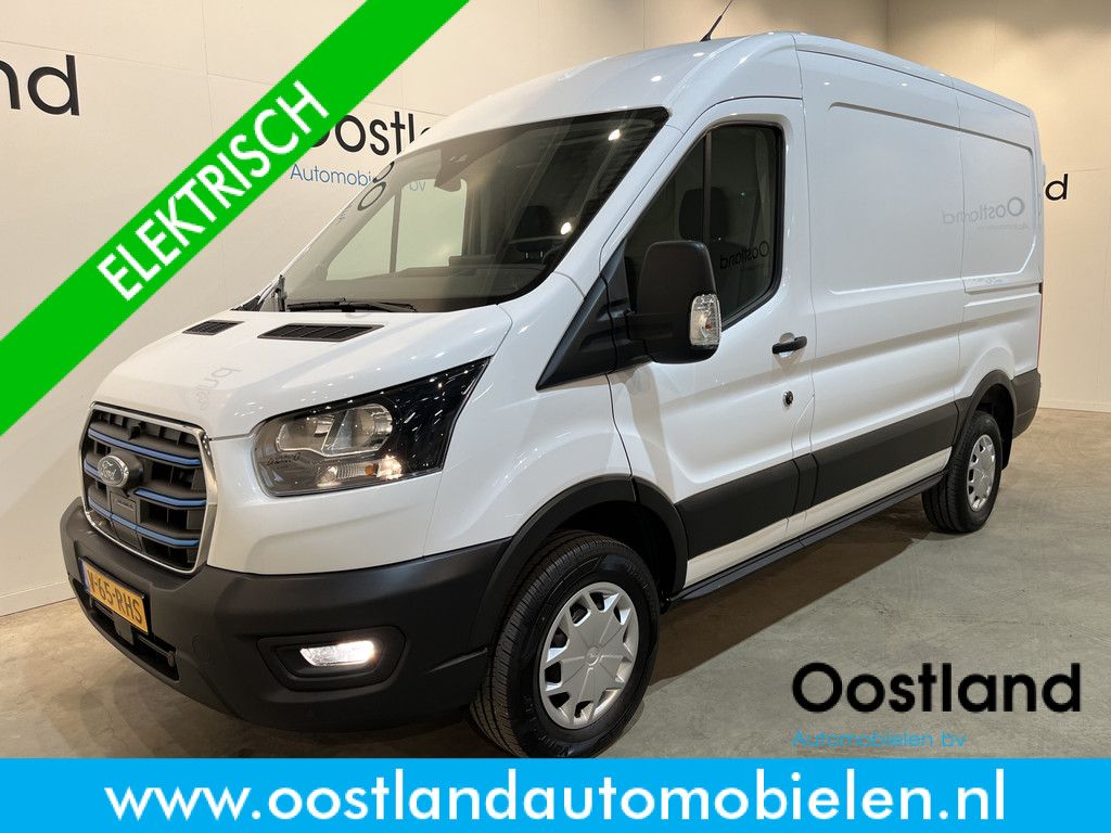 Ford E-Transit 390 (3500 kg) L2H2 Trend 68 kWh / 100% Elektrisch !! / Airco / Cruise Control / CarPlay / PDC / Navigatie / 3-Zits / 1.135 KM !!