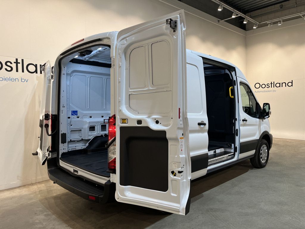Ford E-Transit 390 (3500 kg) L2H2 Trend 68 kWh / 100% Elektrisch !! / Airco / Cruise Control / CarPlay / PDC / Navigatie / 3-Zits / 1.135 KM !!