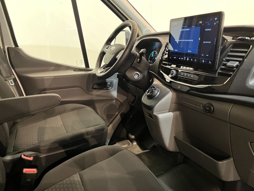 Ford E-Transit 390 (3500 kg) L2H2 Trend 68 kWh / 100% Elektrisch !! / Airco / Cruise Control / CarPlay / PDC / Navigatie / 3-Zits / 1.135 KM !!