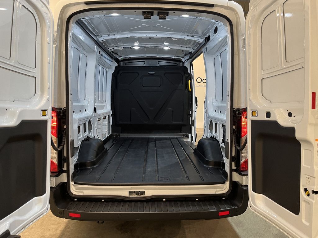 Ford E-Transit 390 (3500 kg) L2H2 Trend 68 kWh / 100% Elektrisch !! / Airco / Cruise Control / CarPlay / PDC / Navigatie / 3-Zits / 1.135 KM !!