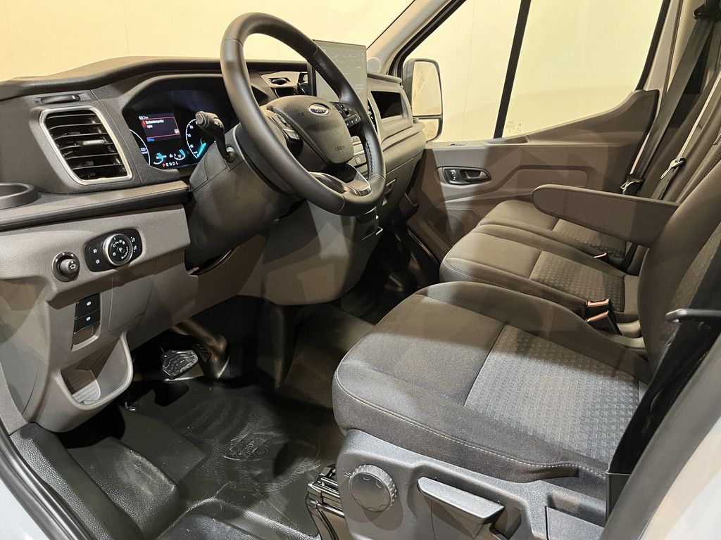 Ford E-Transit 390 (3500 kg) L2H2 Trend 68 kWh / 100% Elektrisch !! / Airco / Cruise Control / CarPlay / PDC / Navigatie / 3-Zits / 1.135 KM !!