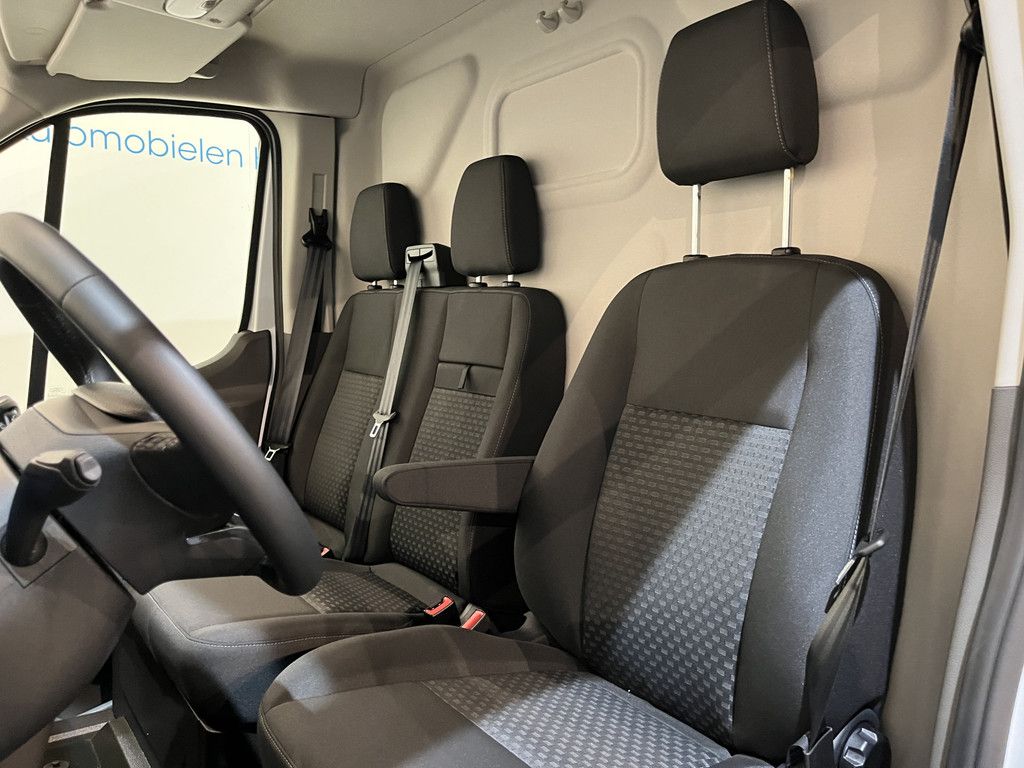Ford E-Transit 390 (3500 kg) L2H2 Trend 68 kWh / 100% Elektrisch !! / Airco / Cruise Control / CarPlay / PDC / Navigatie / 3-Zits / 1.135 KM !!