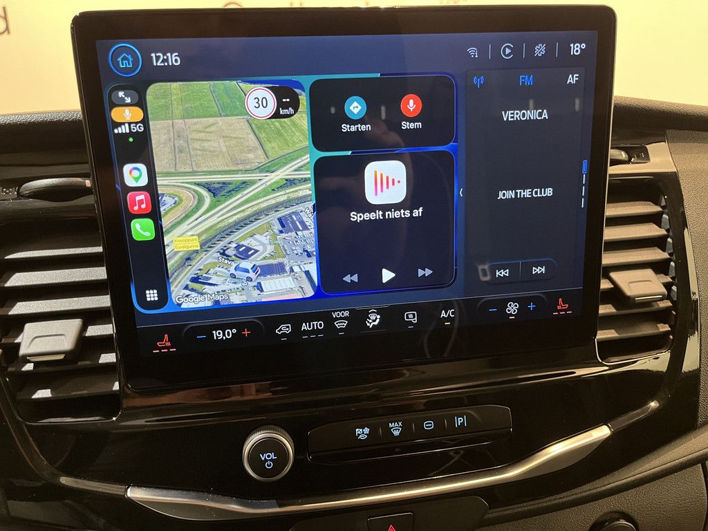 Ford E-Transit 390 (3500 kg) L2H2 Trend 68 kWh / 100% Elektrisch !! / Airco / Cruise Control / CarPlay / PDC / Navigatie / 3-Zits / 1.135 KM !!