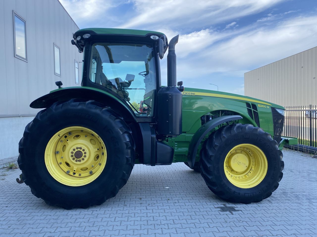 John Deere 8260R