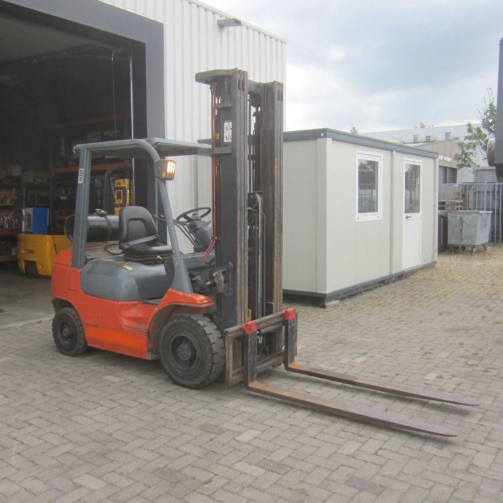 Toyota FG25, LPG gas, triplex, side shift.