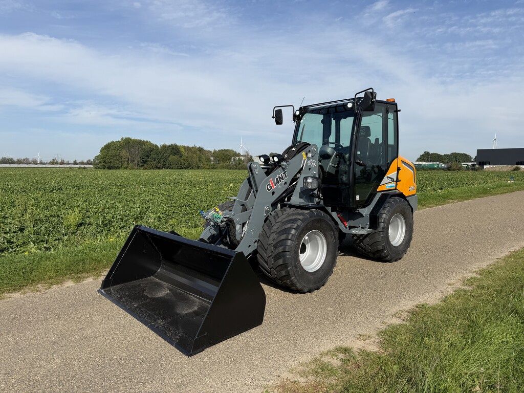Giant G3500 shovel 2026 77 uur DEMO €899 LEASE