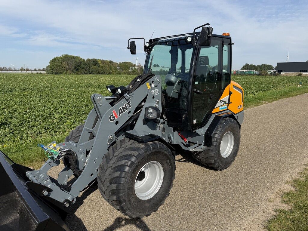 Giant G3500 shovel 2026 77 uur DEMO €899 LEASE