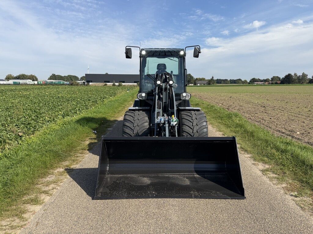 Giant G3500 shovel 2026 77 uur DEMO €899 LEASE