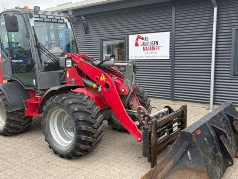 Weidemann 3080 med skovl og gafler