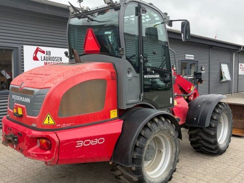 Weidemann 3080 med skovl og gafler