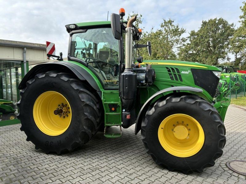 John Deere 6215R