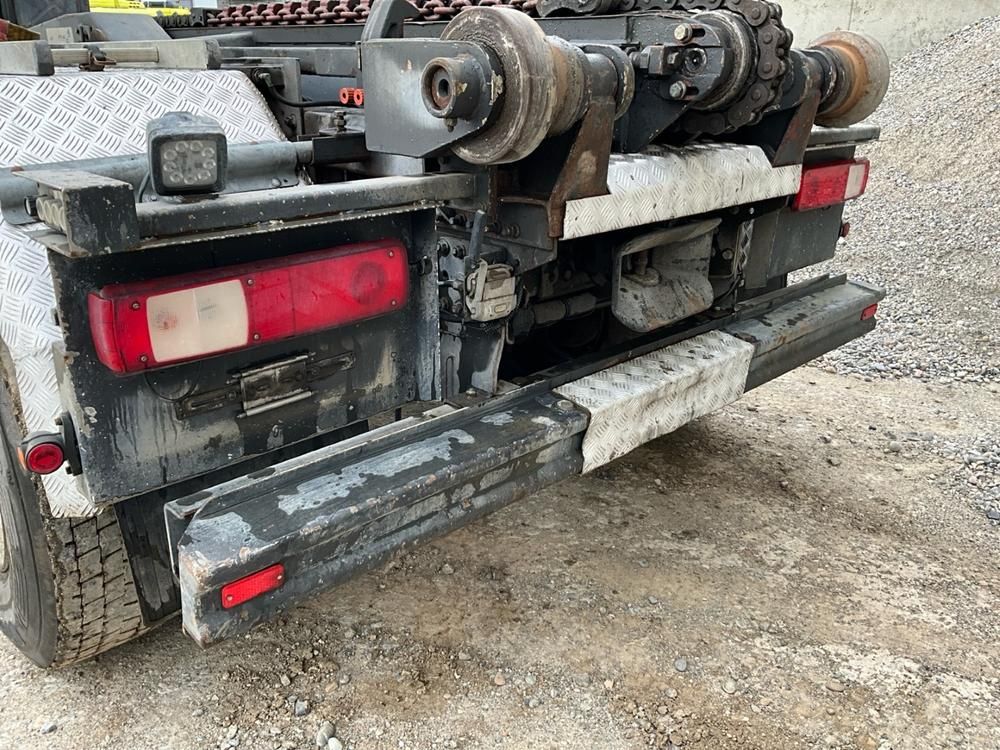 2009 Renault Lander 450 8x4 container truck
