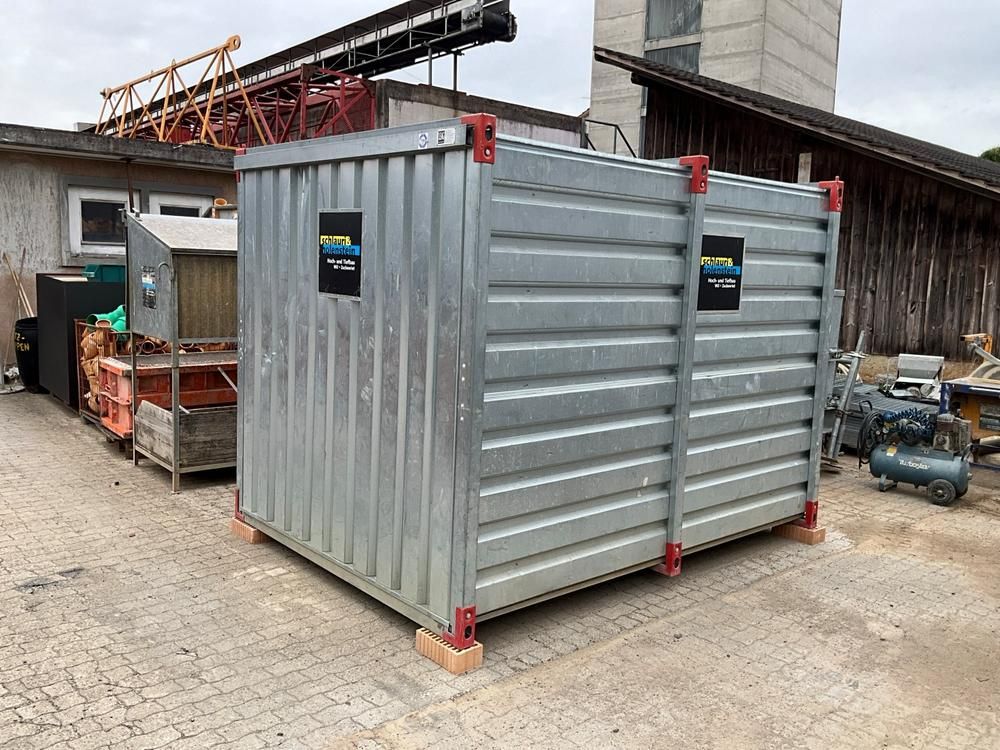 Leag storage container