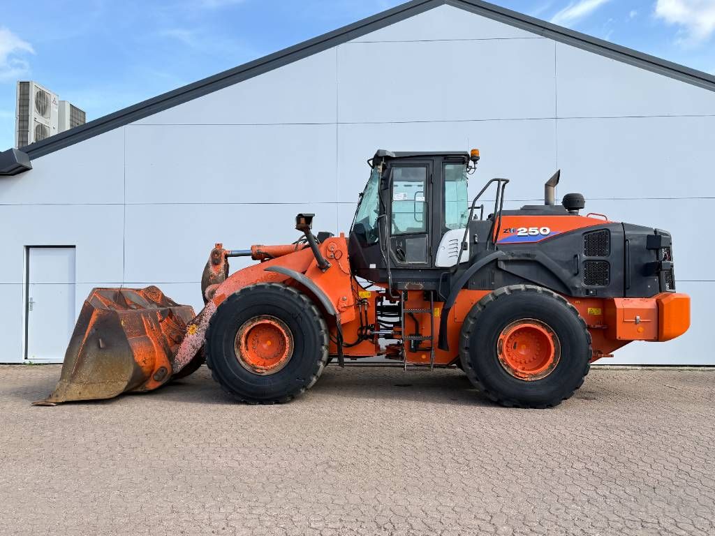 Hitachi ZW250-6 - Automatic Greasing / Weight System