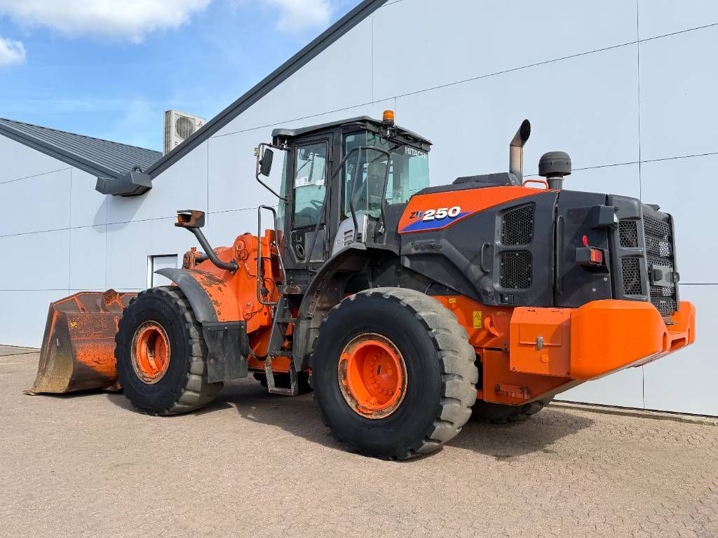 Hitachi ZW250-6 - Automatic Greasing / Weight System