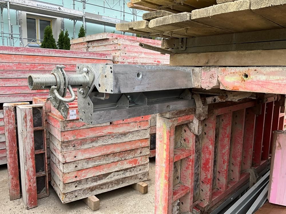 Various formwork with adjustable spindles